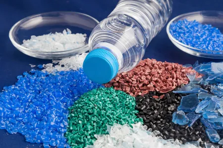 Coloured polymer pellets and a PET bottle